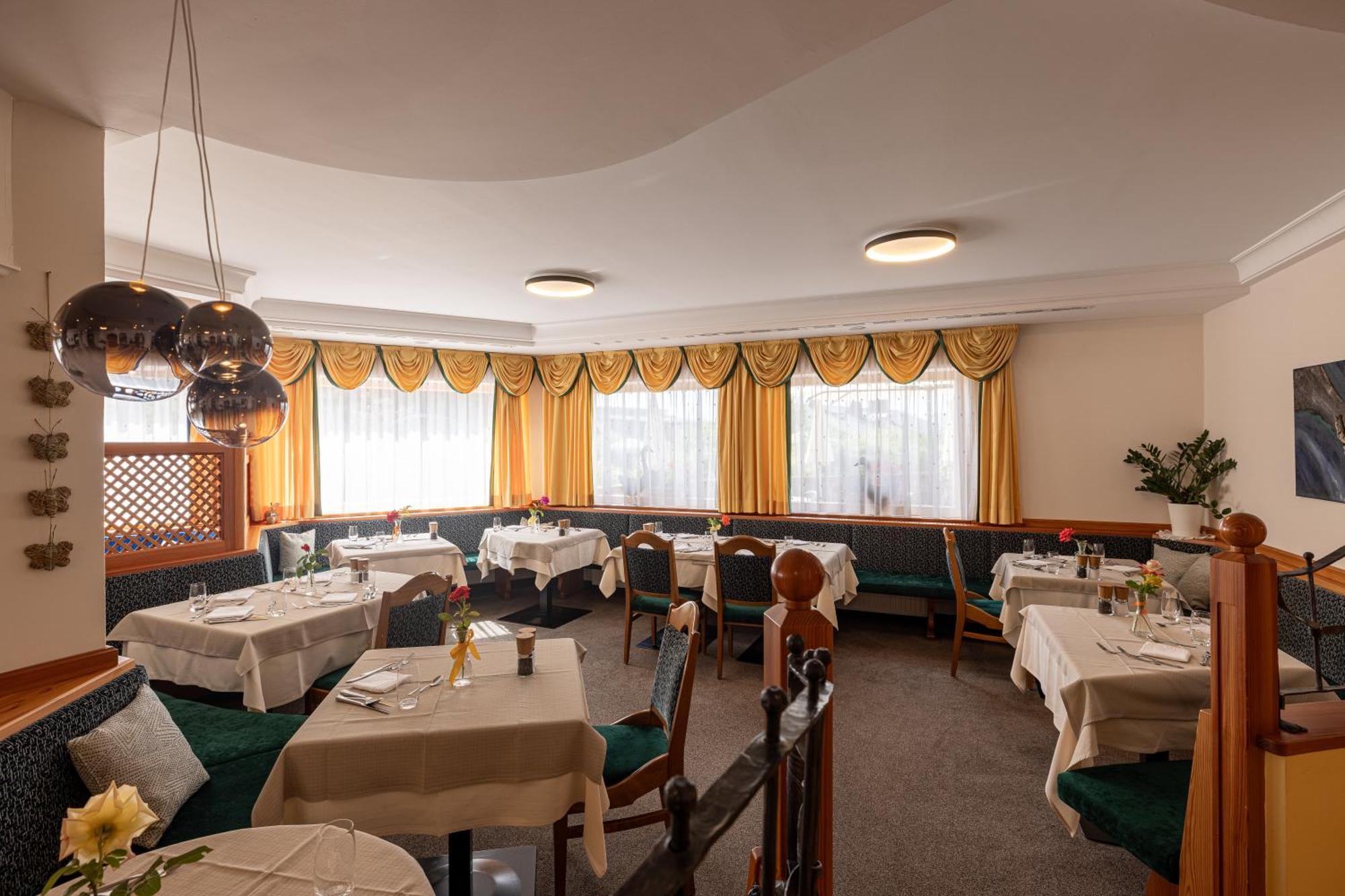Hotel Oberwirt Weisses Kreuz Collepietra  Esterno foto
